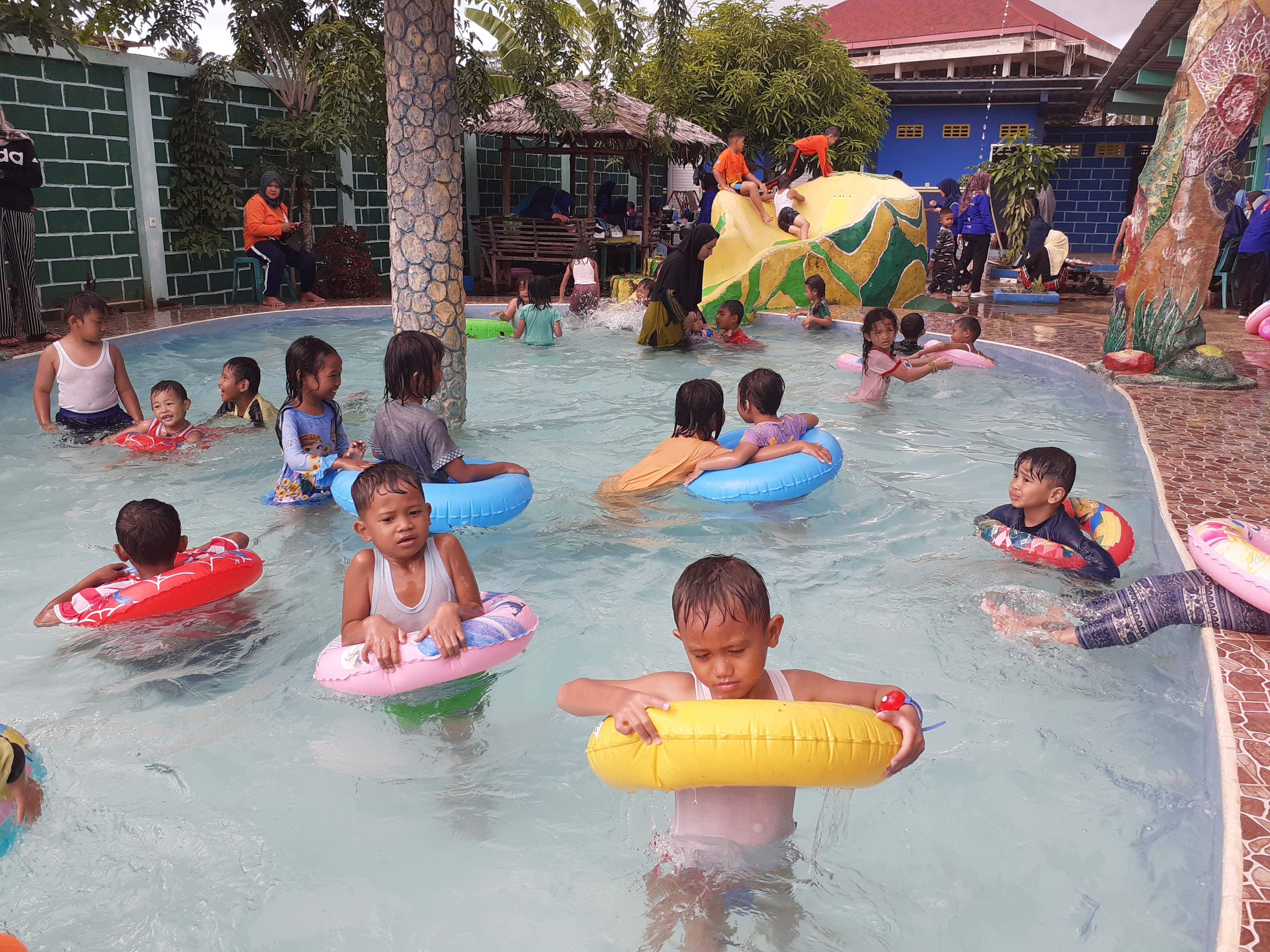 Serunya Berwisata Air di Kolam Renang Anak di Pantai Amal Lama Ini