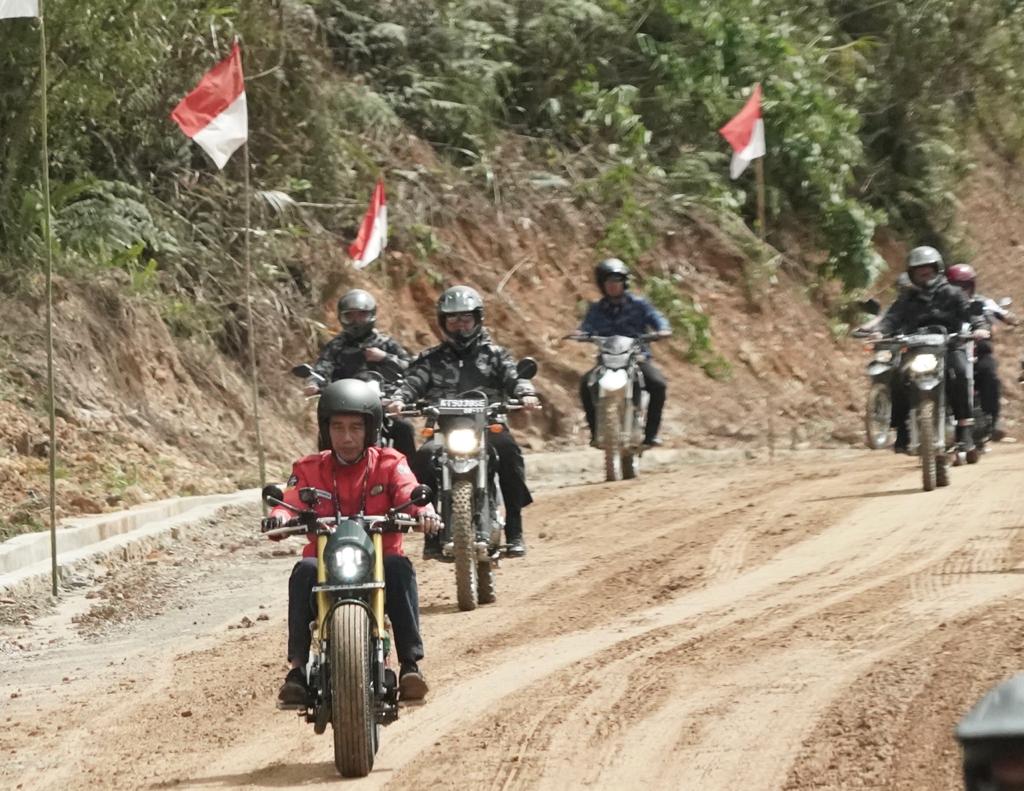 Kendarai Motor, Presiden Jokowi Jajal Jalan Perbatasan Trans Kalimantan