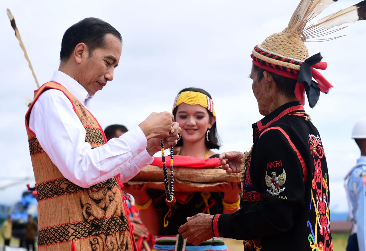 Presiden Jokowi Dianugerahi Gelar Adat Dayak Lundayeh di Krayan