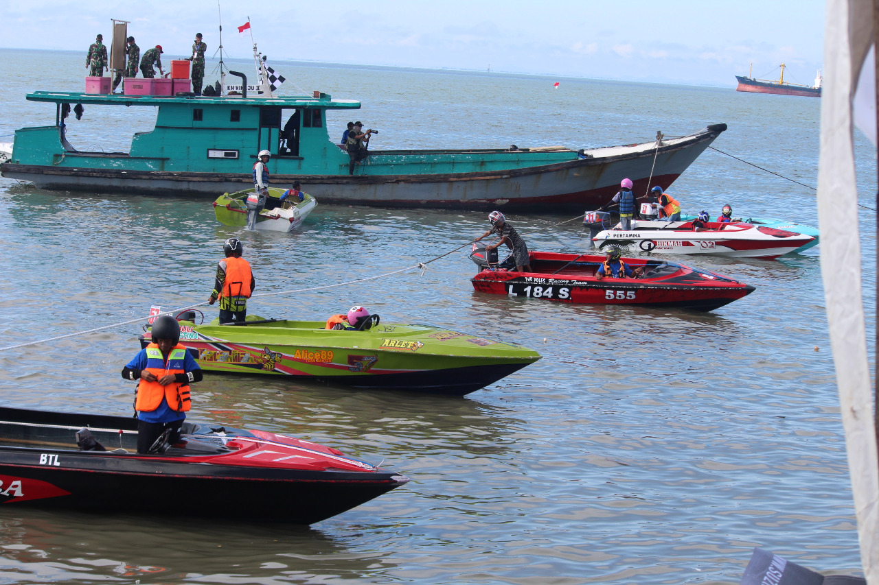 Rayakan HUT ke-74 Armada, Puluhan Speedboat Ikuti Lomba Balapan