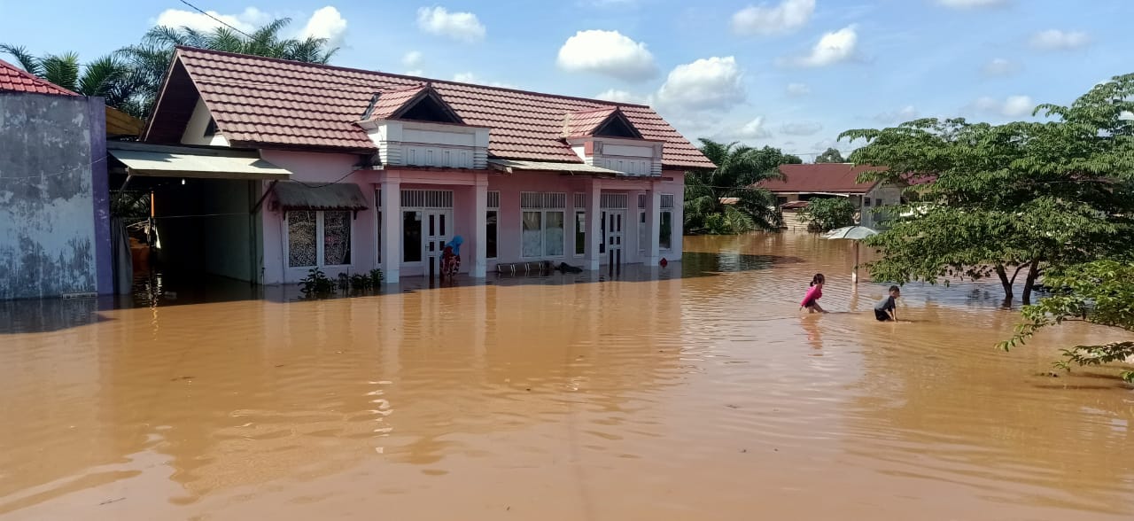 Banjir Rendam Puskesmas di Kampung Tumbit Dayak, Pelayanan Kesehatan jadi Terganggu