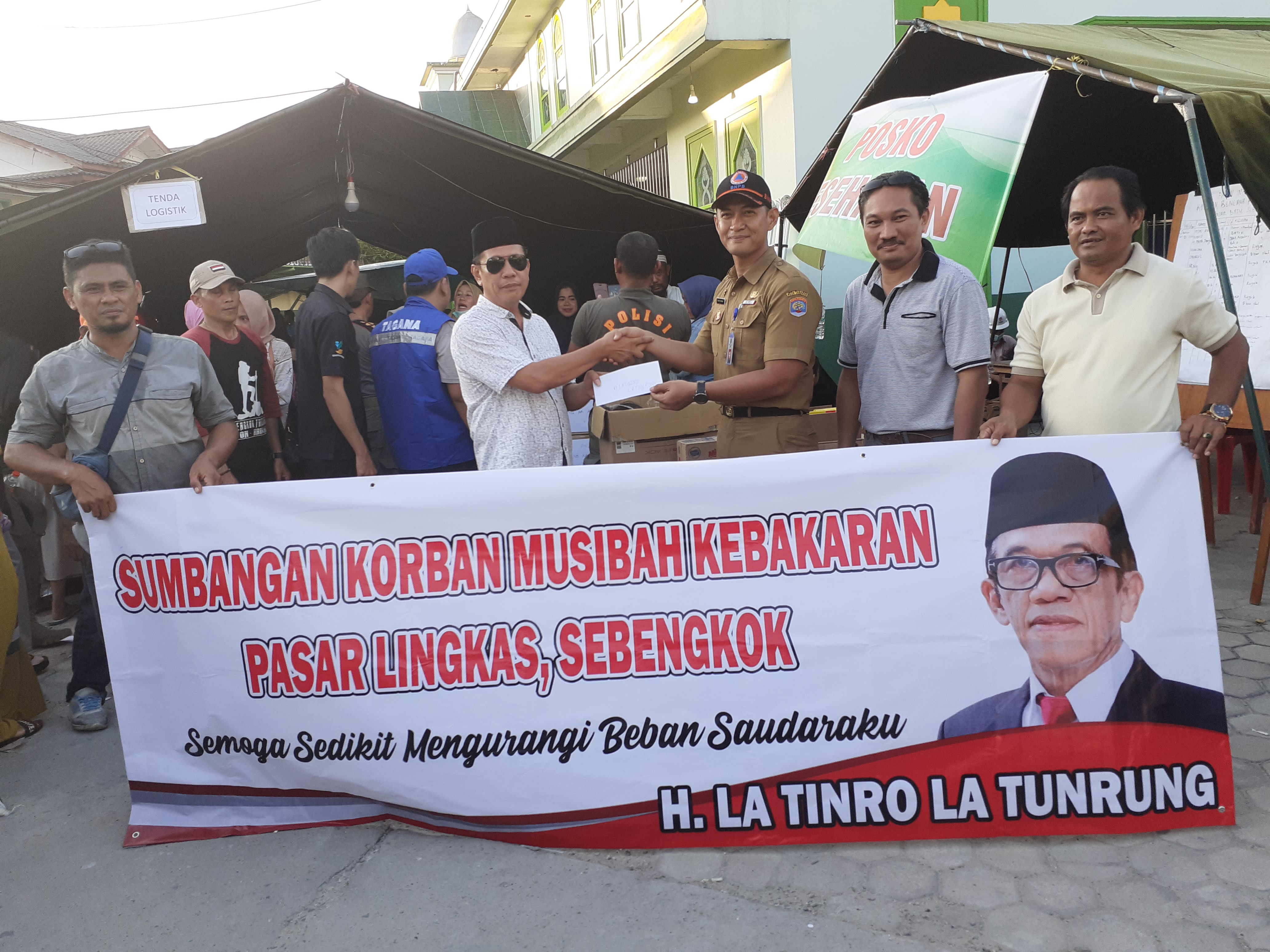 La Tinro dan Jusuf SK Beri Bantuan kepada Korban Kebakaran Pasar Batu