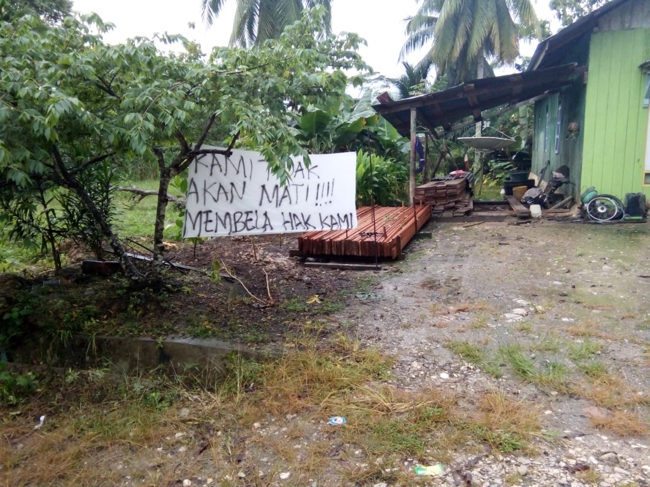 Kecewa Prilaku Perusahaan, Warga Desa Ardimulyo Bentangkan Kain Putih di Tiap Rumah