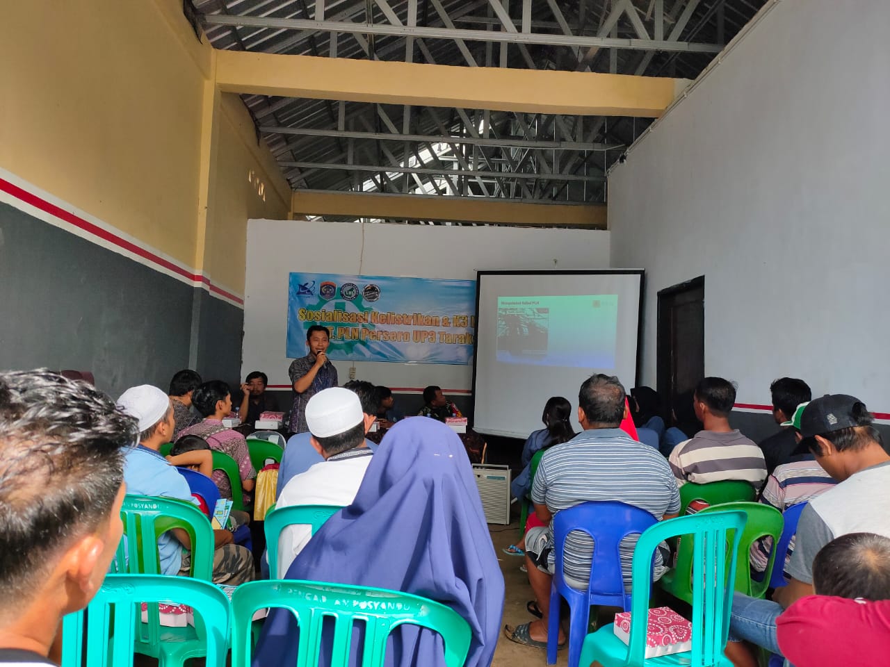 Gandeng Mahasiswa UBT,  PLN Tarakan Sosialisasi Tentang Kelistrikan di Tanjung Pasir