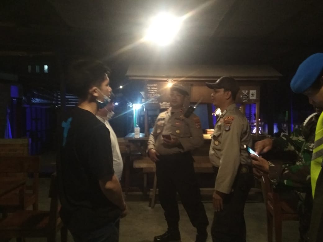 Polisi dan TNI Bubarkan Pengunjung Kafe untuk Mencegah Pandemi Covid-19