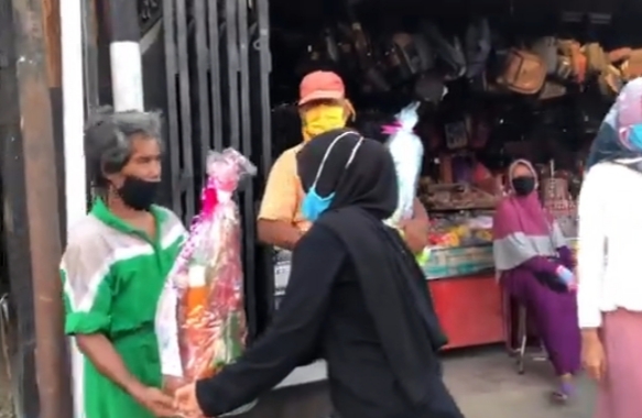 Berkah Ramadan, Komunitas OPOB Kaltara Bagikan Paket Sembako dan Masker