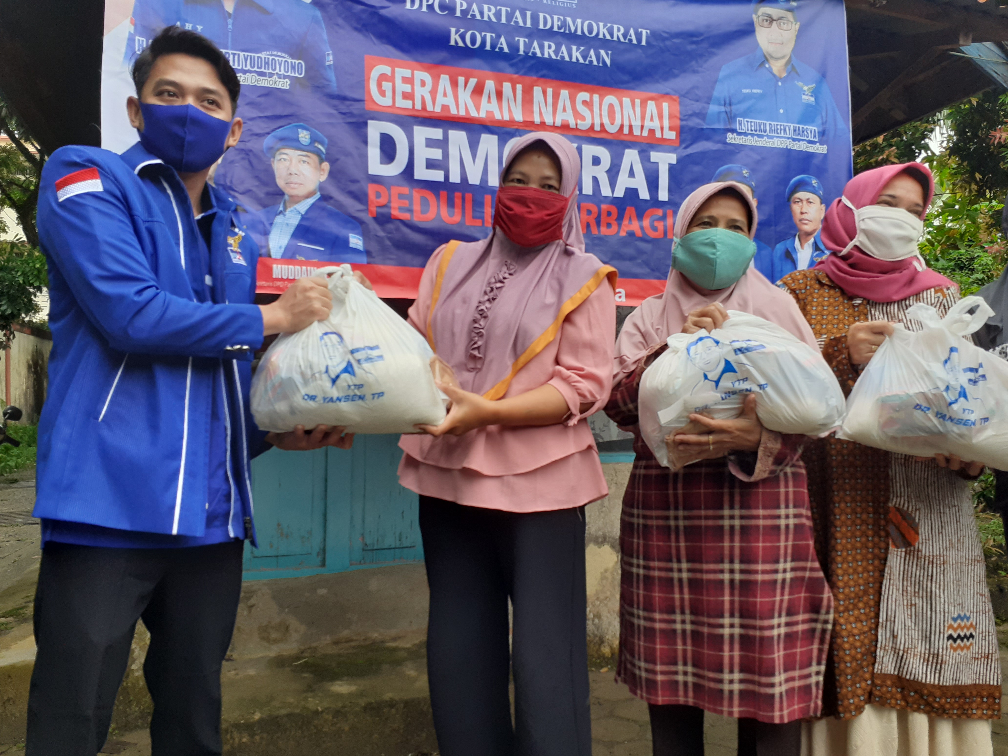 Yansen TP Beri Sembako dan Masker kepada Warga di 4 Kecamatan di Tarakan
