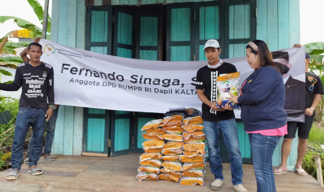 Fernando Sinaga Bagikan Paket Sembako ke Warga yang Belum Dapat Bansos