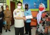 Serahkan BLT ke Warga Terdampak di Desa Sekatak Buji