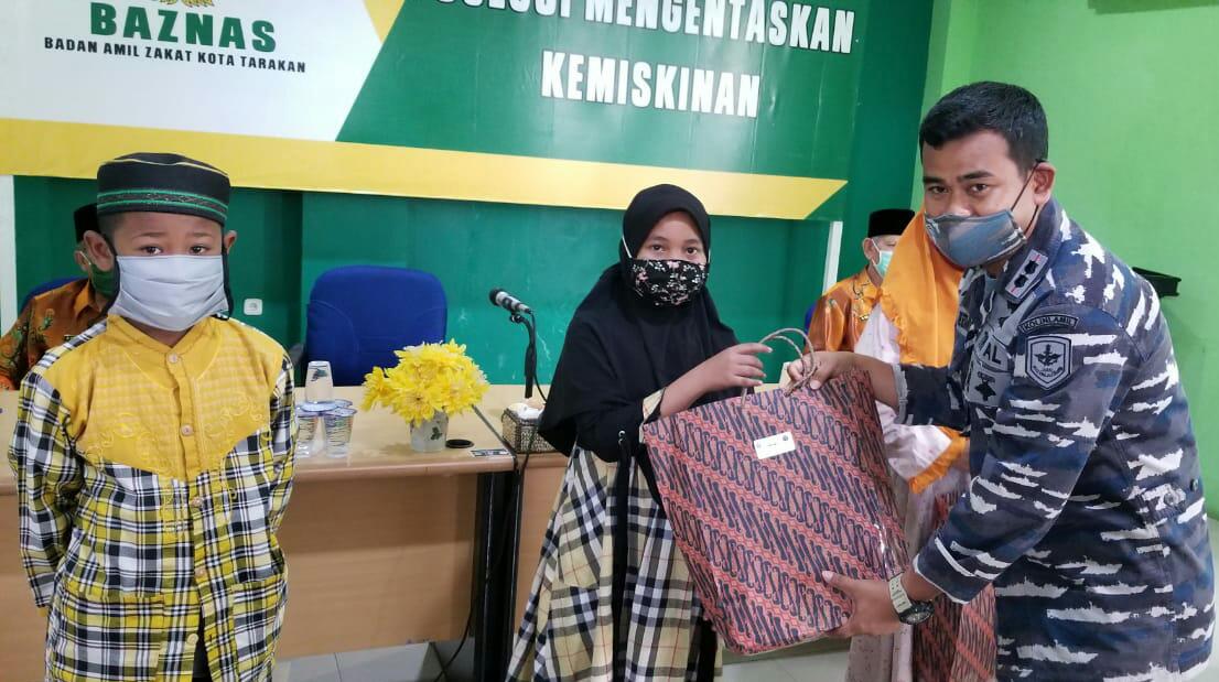 Komandan KRI Teluk Lampung Berbagi untuk Anak Yatim di Baznas Tarakan
