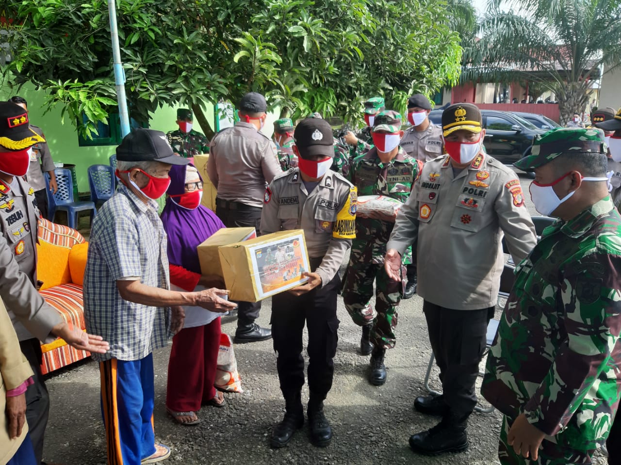 Kapolda dan Danrem Salurkan Bantuan 100 Paket Sembako kepada Warga Tanjung Palas Utara