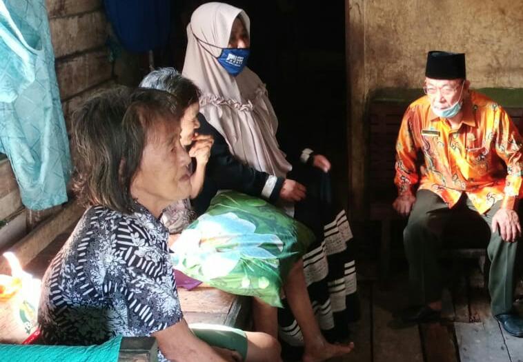 Dua Lansia Bersaudara Tinggal di Rumah Kumuh, Baznas Salurkan Bantuan
