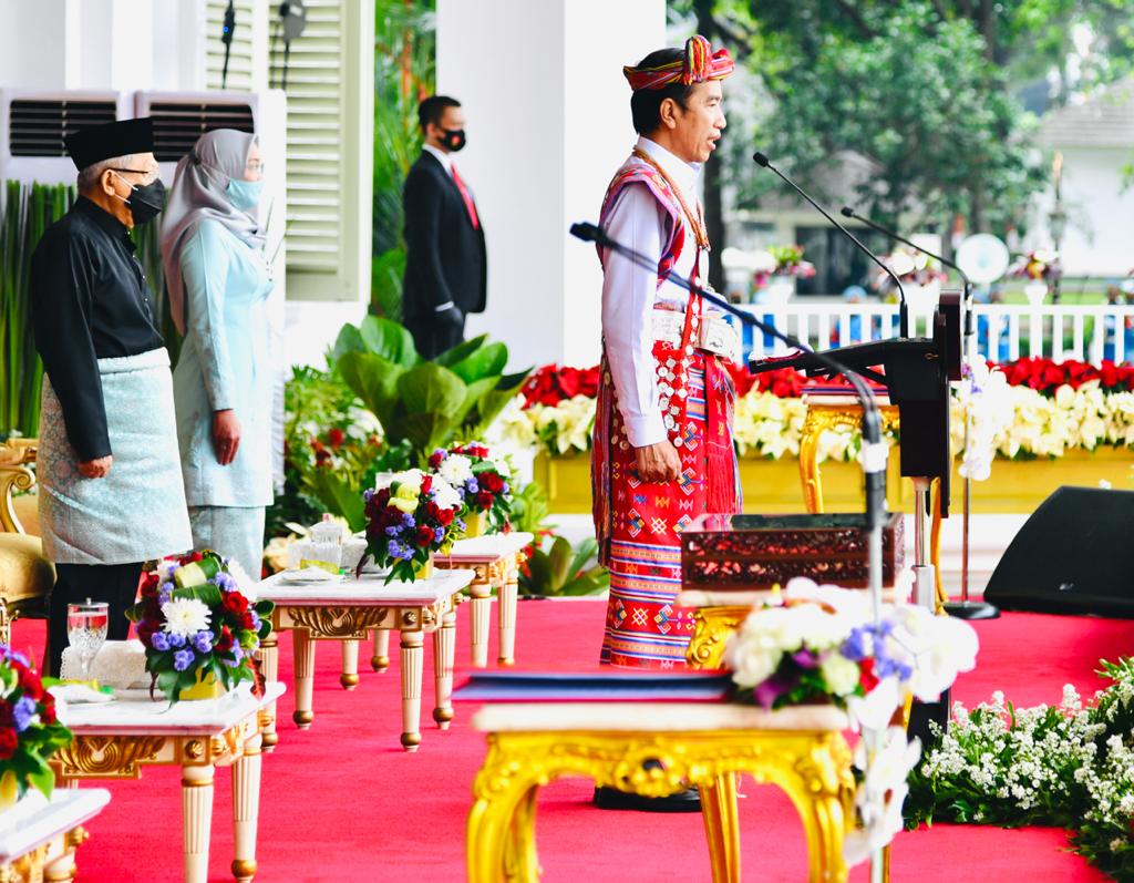 Presiden Jokowi Berbaju Adat NTT Saat Pimpin Upacara HUT RI di Istana Merdeka
