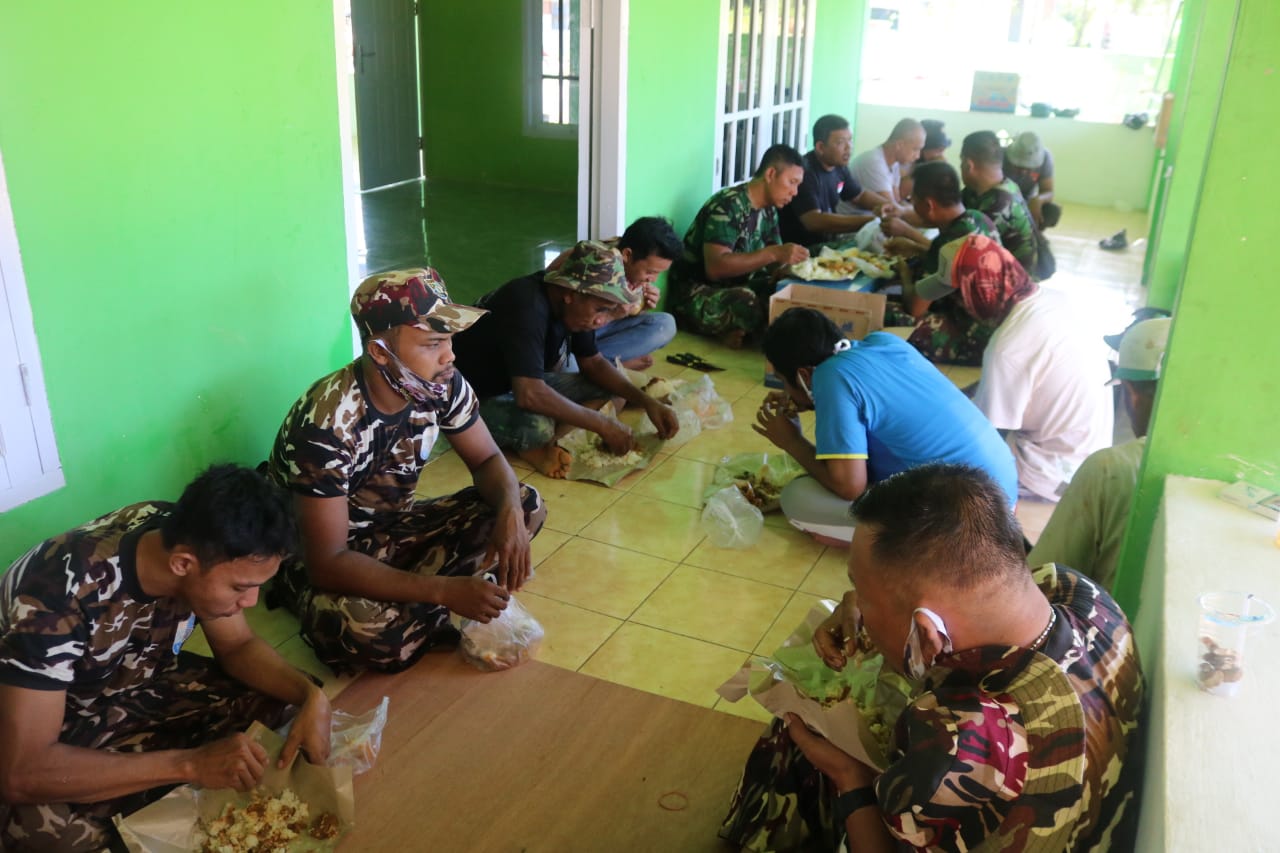 Santap Makan Siang Bersama Warga, Wujud Kebersamaan TNI dan Satgas TMMD
