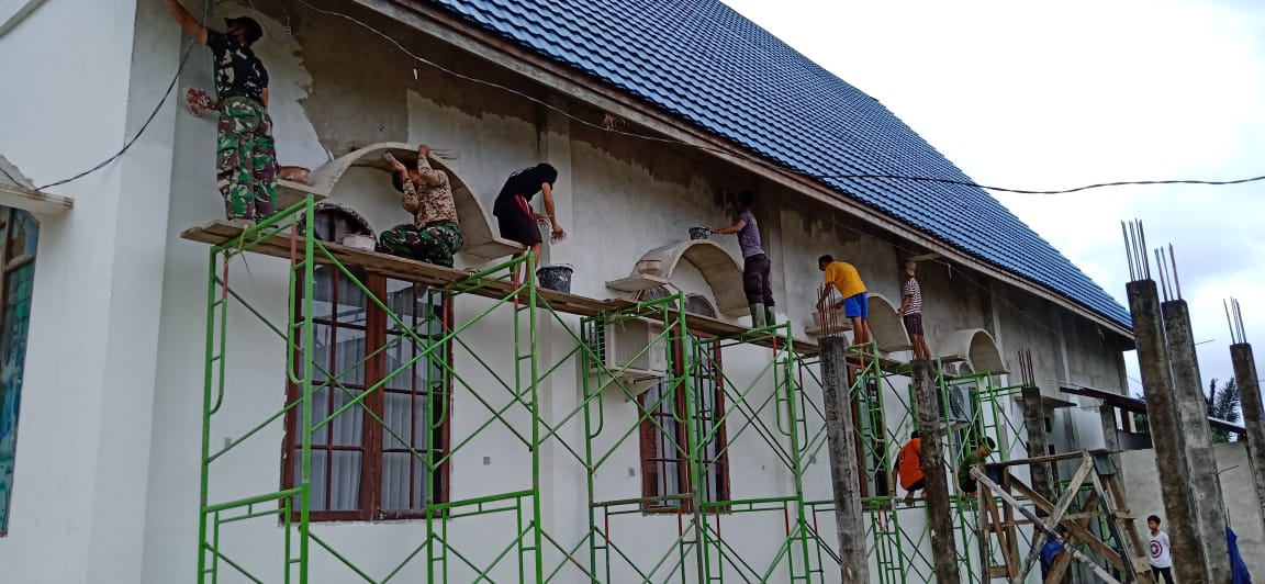 Satgas TMMD dan Warga Antusias Tuntaskan Pengecetan Dinding Gereja GPSdI