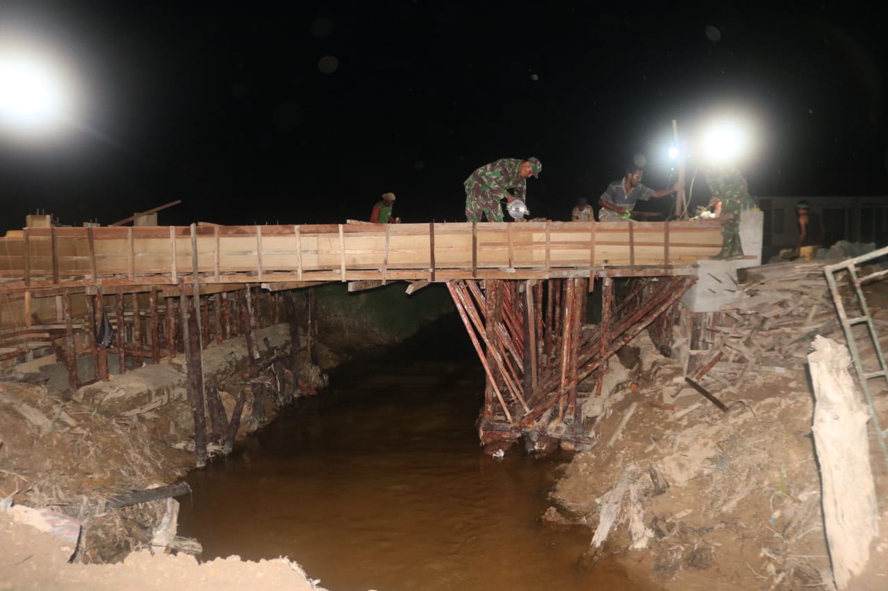 Dikejar Target, Pengerjaan Jembatan Dikebut hingga Malam Hari
