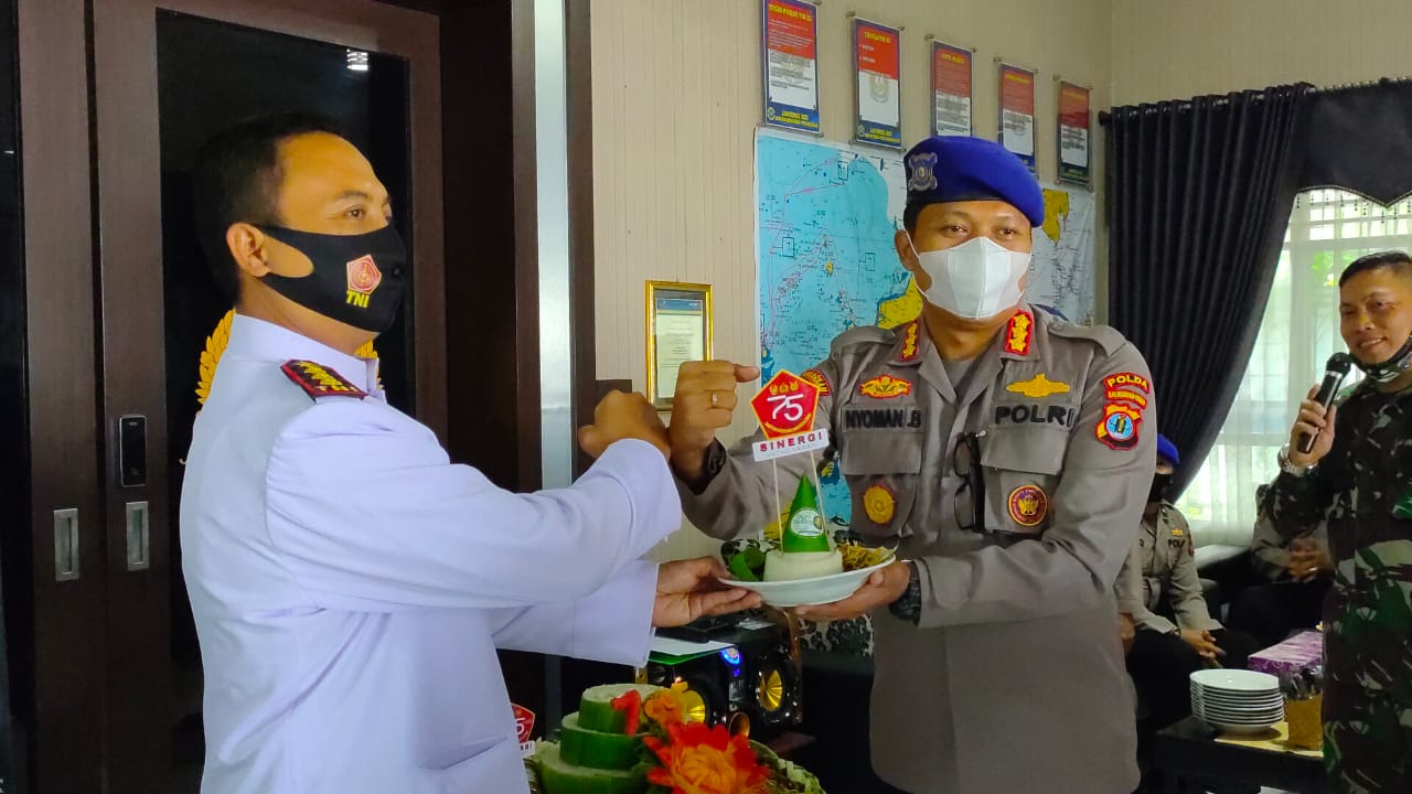 Rayakan HUT TNI ke 75, Polairud Polda Sambangi Kantor Satrol TNI AL Tarakan