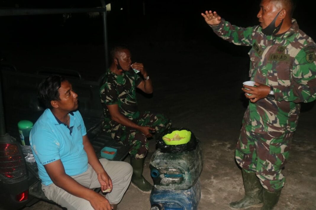 Kerja hingga Malam  Satgas TMMD Selalu Ngopi  Bareng Warga 