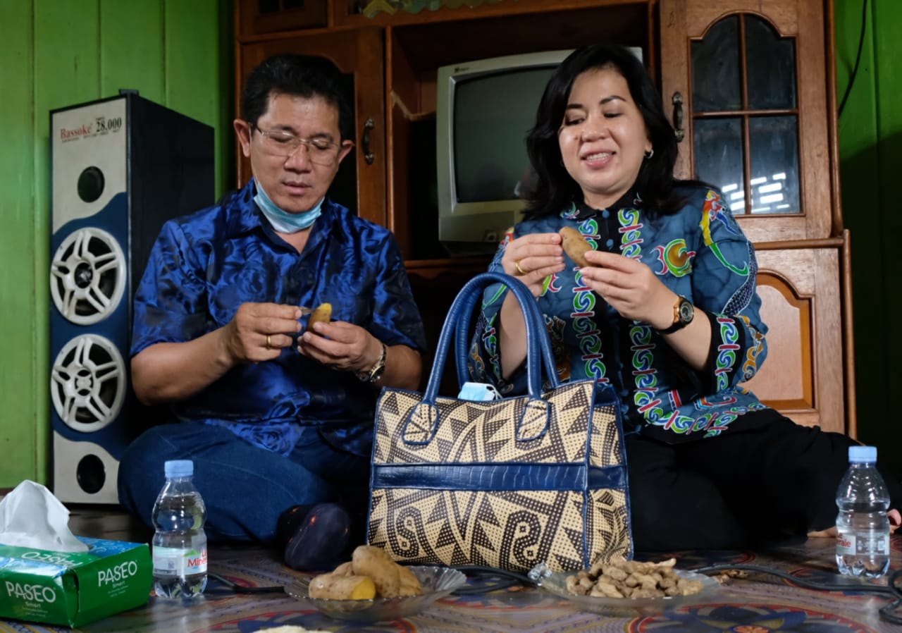 Makan Ubi dan Kacang, Warga Senang Lihat Sosok Yansen TP yang Merakyat
