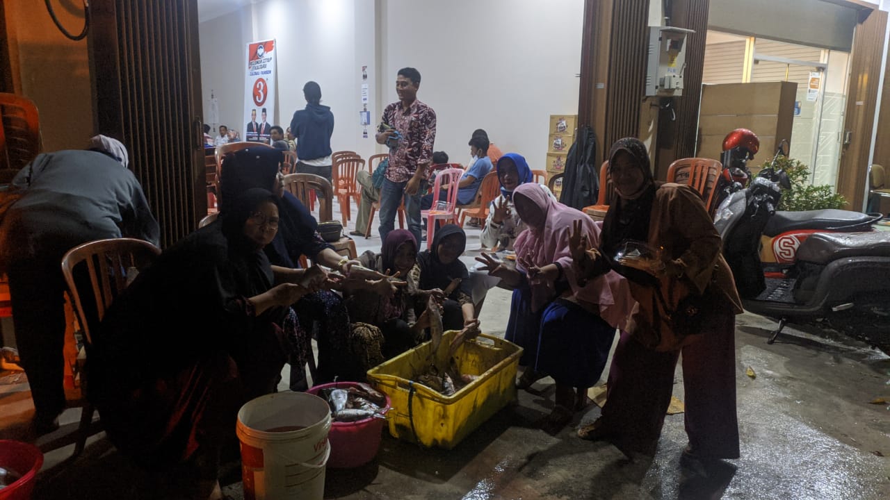 Relawan Kartini ZIYAP Bakar-Bakar Ikan Sembari Nobar Debat Kandidat