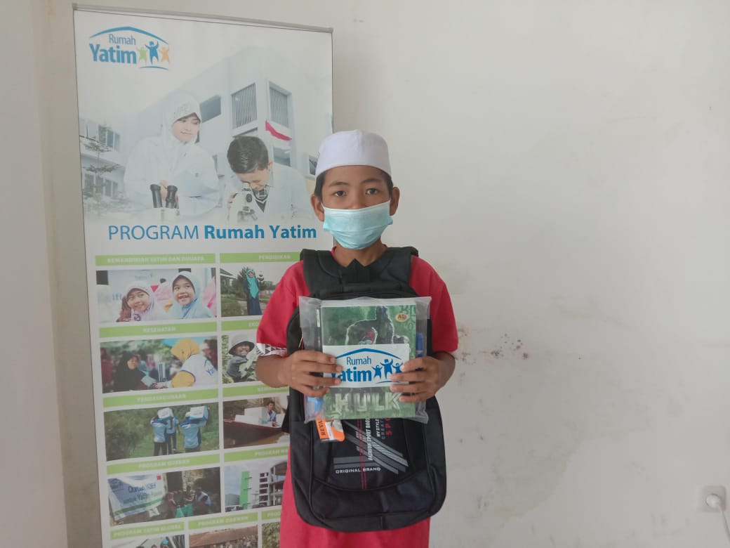 Rumah Yatim Tarakan Beri Bantuan Pendidikan untuk Guru dan Murid SD AL Irsyad