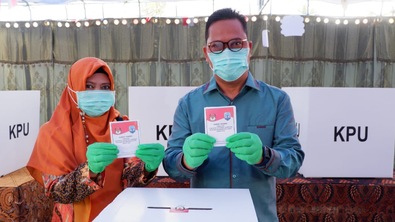 Hasan Basri dan Istri Salurkan Hak Pilihnya di TPS 10 Gunung Lingkas