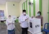 Berjalan Lancar, Udin Hianggio dan Istri Berikan Hak Suara di TPS 12 Pamusian