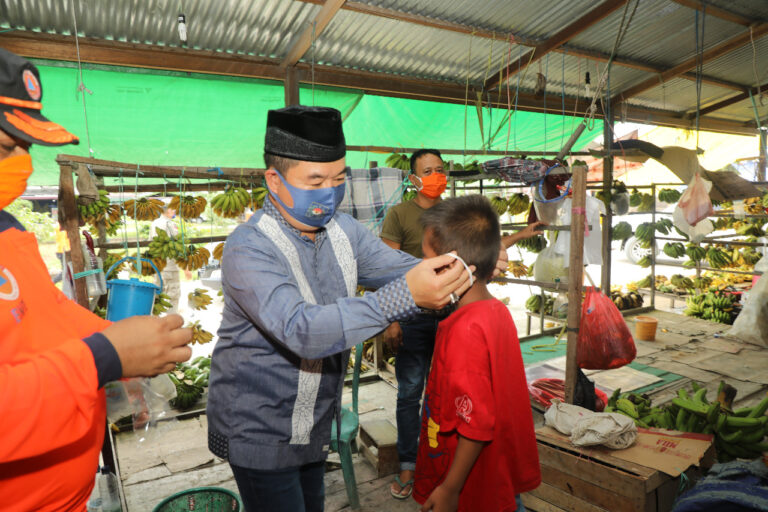 Sosialisasikan Protokol Kesehatan di Pasar Induk, Pjs Gubernur Bagikan Masker