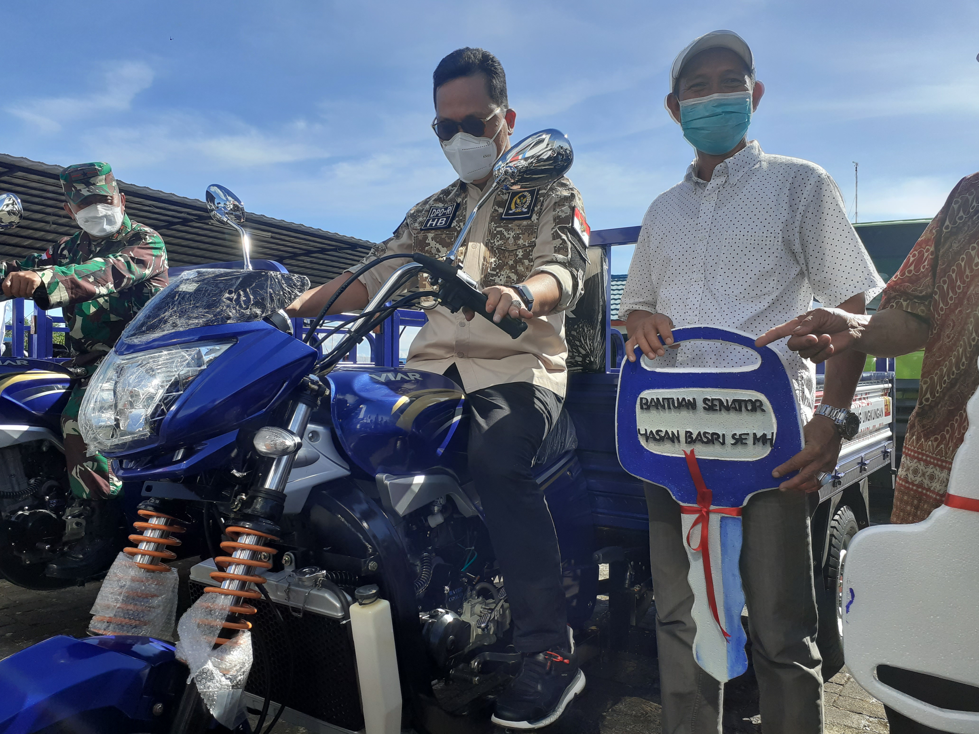 Hasan Basri Serahkan 5 Motor Tiga Roda dan Satu Truk Hino dari KLHK