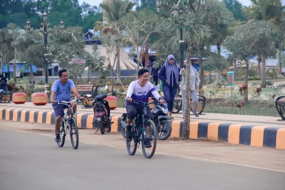 Bersepeda Santai, Ibrahim Ali Sambil Sapa dan Silaturahmi ke Warga