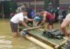 Evakuasi Warga Terdampak Banjir, Prajurit Yonif 621 Manuntung Sisir Gang Rumah Warga