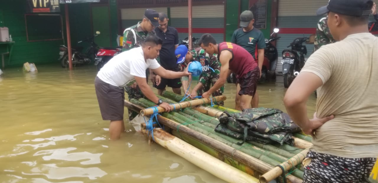 Evakuasi Warga Terdampak Banjir, Prajurit Yonif 621 Manuntung Sisir Gang Rumah Warga