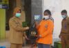 Bupati Laura Serahkan 346 Paket Sembako kepada Petugas Kebersihan