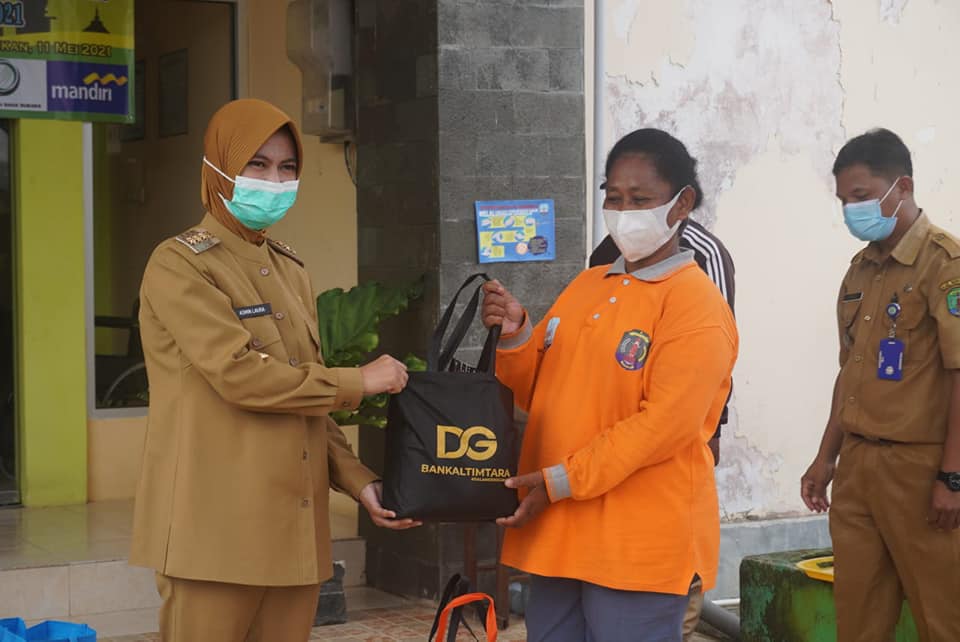 Bupati Laura Serahkan 346 Paket Sembako kepada Petugas Kebersihan