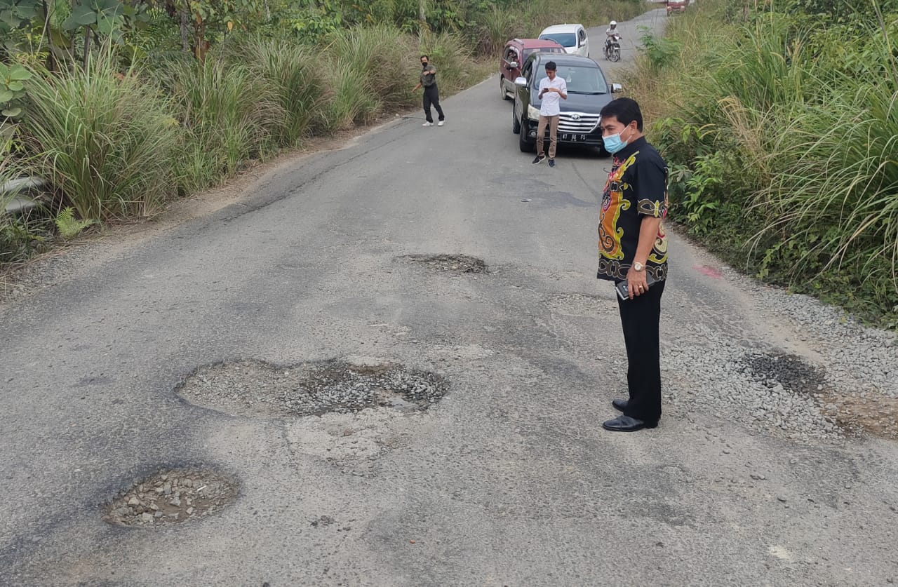 Gubernur Perintahkan Dinas PU Perbaiki Jalan Berlubang, Salah Satunya di KM 9