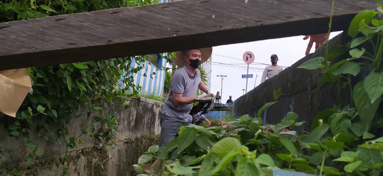 Ikut Kerja Bakti Massal, Bupati Wempi juga Turun ke Selokan untuk Bersihkan Sampah