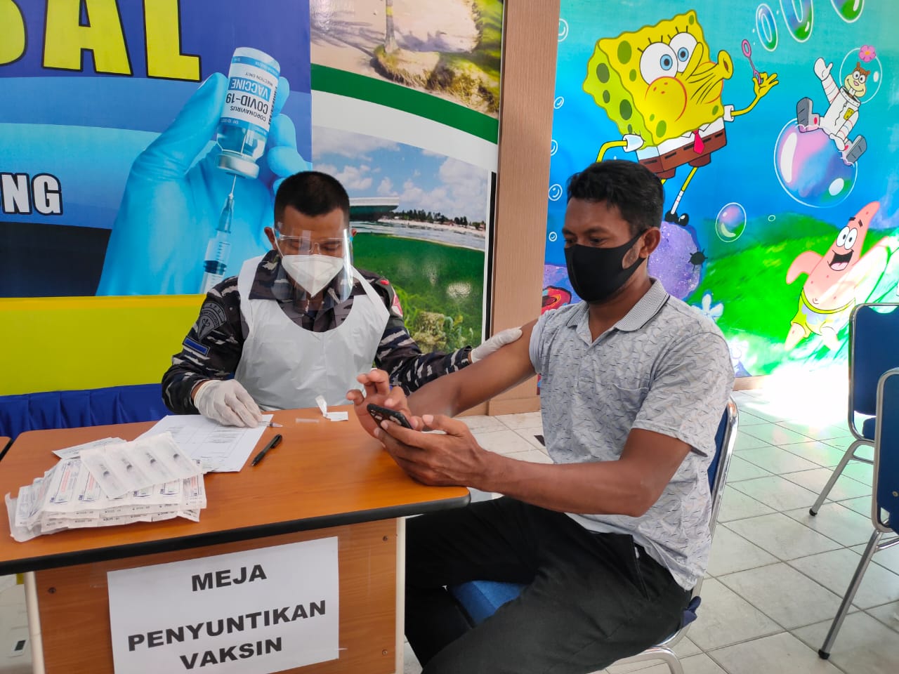 TNI-Polri Gelar Vaksinasi Massal untuk Para Pekerja Pelabuhan