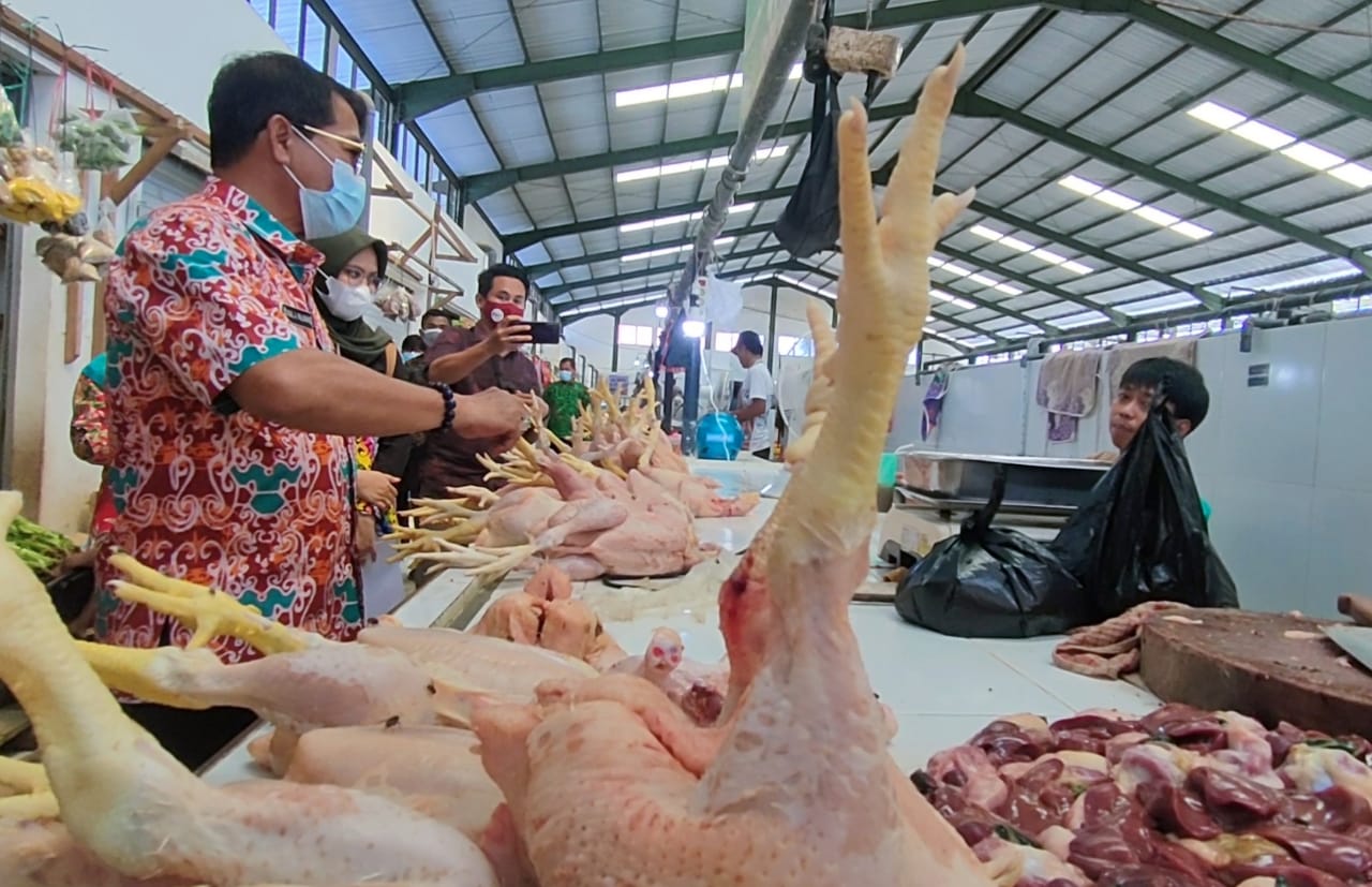 Kunjungi Pasar Induk, Gubernur Pastikan Harga Daging Ayam Masih Normal