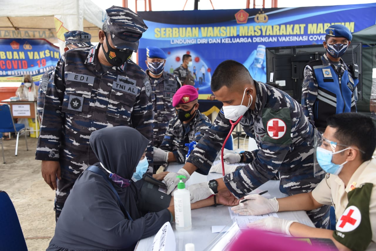 Lantamamal XIII Tarakan Gelar Vaksinasi kepada Warga Pesisir di Tanjung Pasir