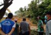 Akibat Longsor, Jalan Penghubung Desa Singai Tirang Menuju Sentaban Sempat Tertutup