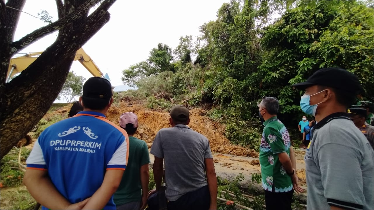 Akibat Longsor, Jalan Penghubung Desa Singai Tirang Menuju Sentaban Sempat Tertutup