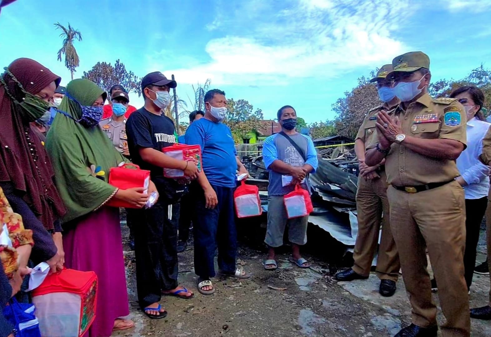 Gubernur Sambangi Korban Kebakaran di Desa Malinau Hilir