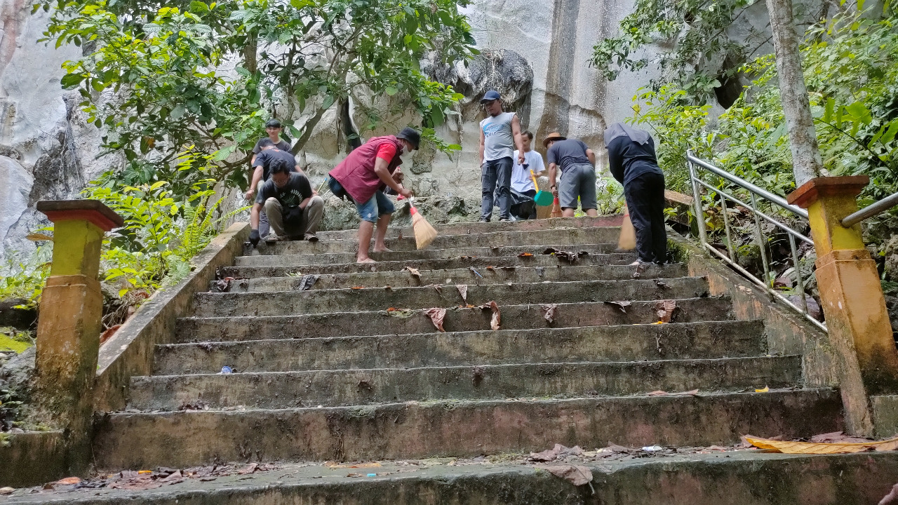 Pemuda Sulsel Bersih-Bersih Wisata Gunung Putih Tanjung Palas