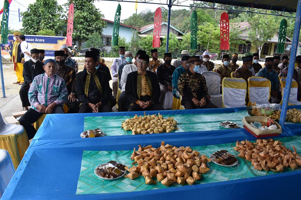 Desa Salimbatu Gelar Tolak Bala 1.000 Ketupat