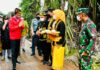 Tiba di Tana Tidung, Presiden Disambut Prosesi Adat Tepung Tawar