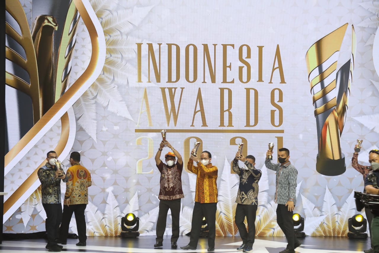 Gubernur Zainal Raih Penghargaan Indonesia Awards 2021