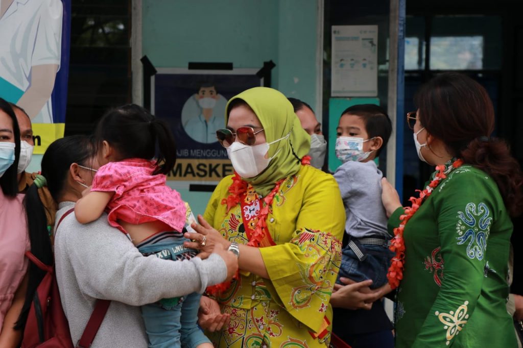 Tiba di Long Bawan, TP-PKK Kaltara Salurkan Bantuan Kesehatan untuk Ibu dan Balita