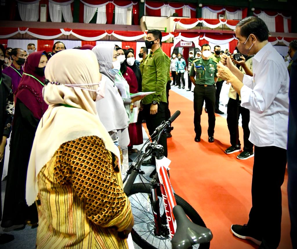 Warga Tarakan Ini Dapat Hadiah Sepeda dari Presiden Jokowi Usai Jawab Pertanyaan