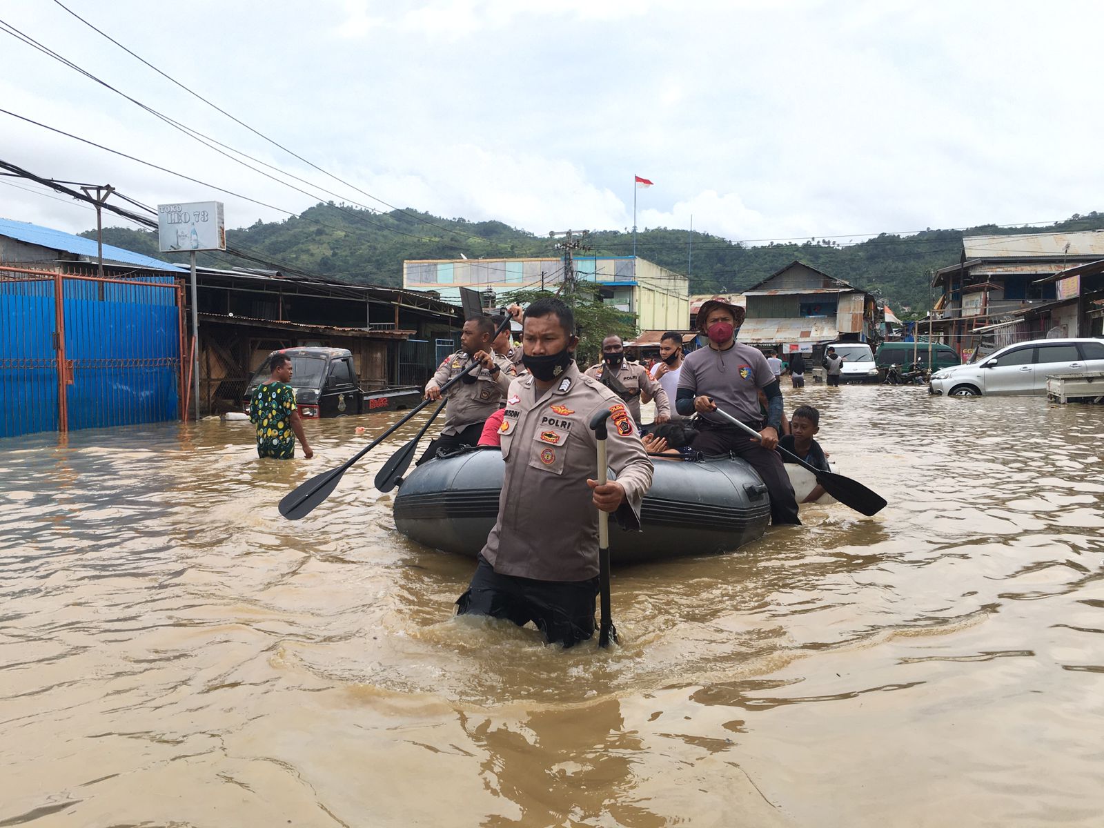 380 Personel Polri Bantu Penanganan Banjir dan Longsor di Jayapura