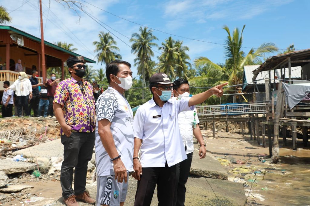 Gubernur Tinjau Lokasi Abrasi di Tanjung Aru